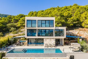 Spacious Family Villa with Pool in Vis