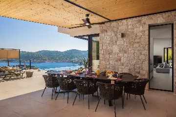 Spacious Family Villa with Pool in Vis