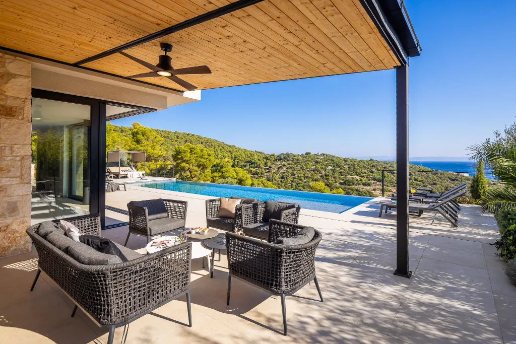 Spacious Family Villa with Pool in Vis