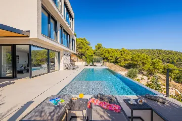 Spacious Family Villa with Pool in Vis