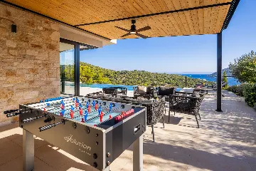 Spacious Family Villa with Pool in Vis