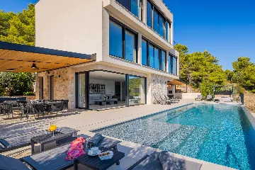 Spacious Family Villa with Pool in Vis