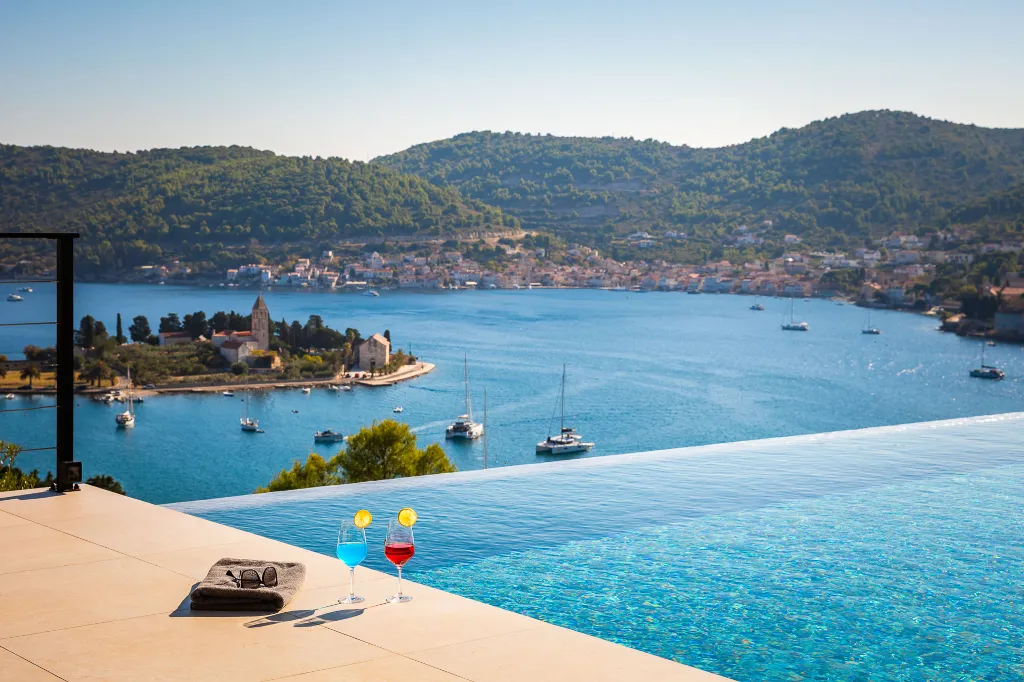 Spacious Family Villa with Pool in Vis
