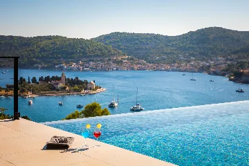 Spacious Family Villa with Pool in Vis