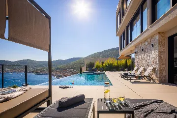 Spacious Family Villa with Pool in Vis