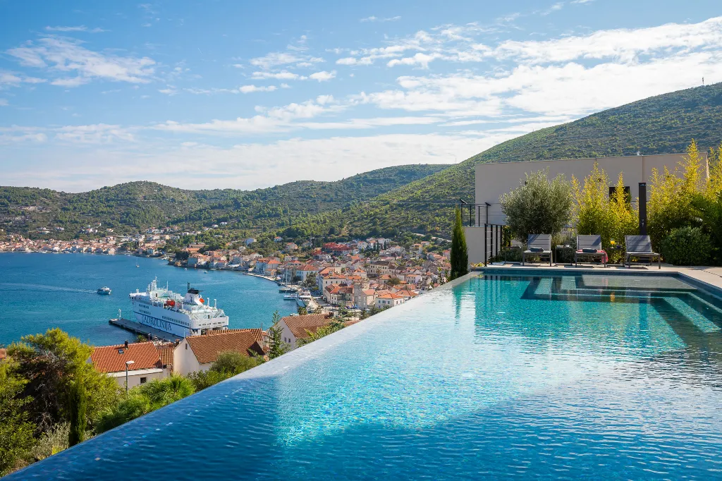 Spacious Family Villa with Pool in Vis