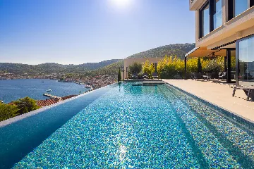 Spacious Family Villa with Pool in Vis