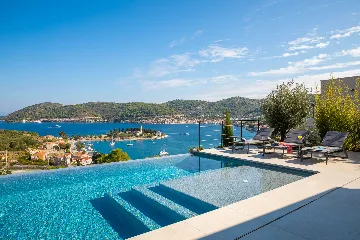 Spacious Family Villa with Pool in Vis