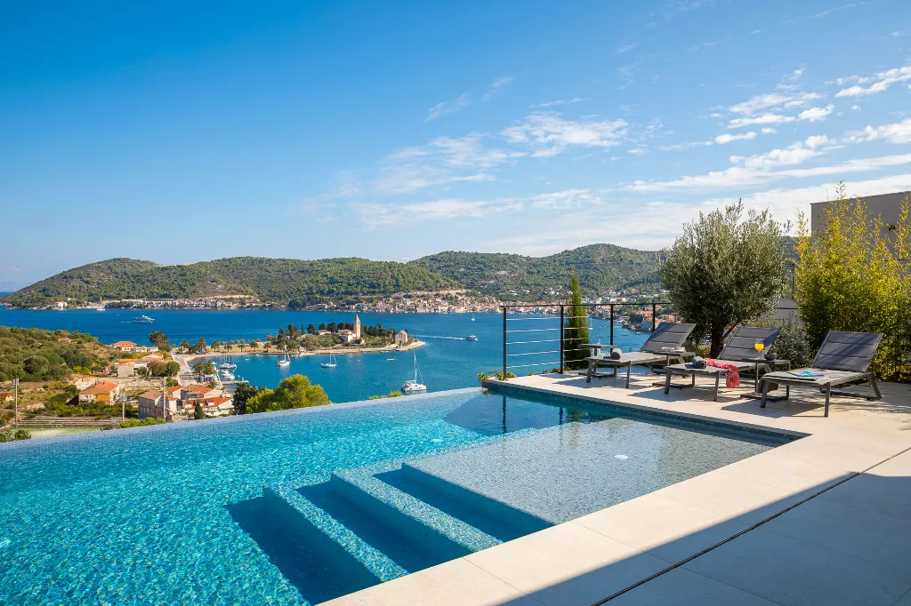 Spacious Family Villa with Pool in Vis