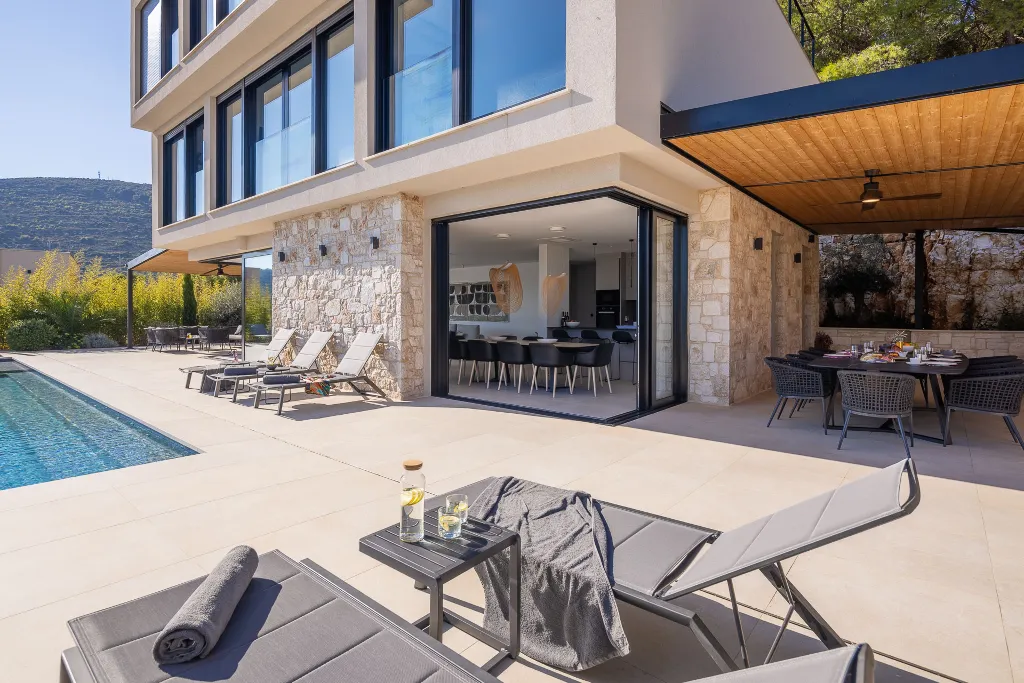 Spacious Family Villa with Pool in Vis