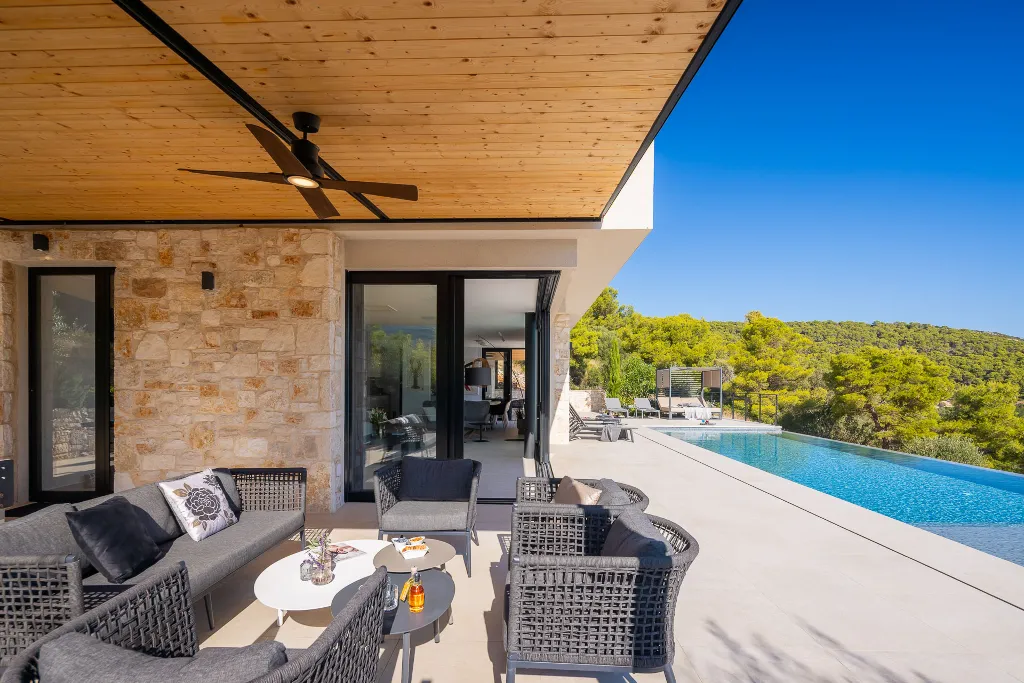 Spacious Family Villa with Pool in Vis