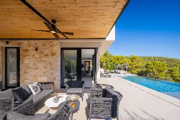 Spacious Family Villa with Pool in Vis