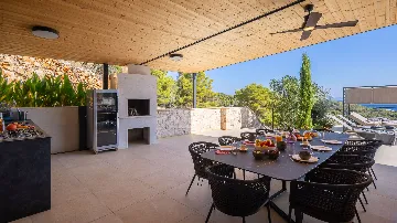 Spacious Family Villa with Pool in Vis