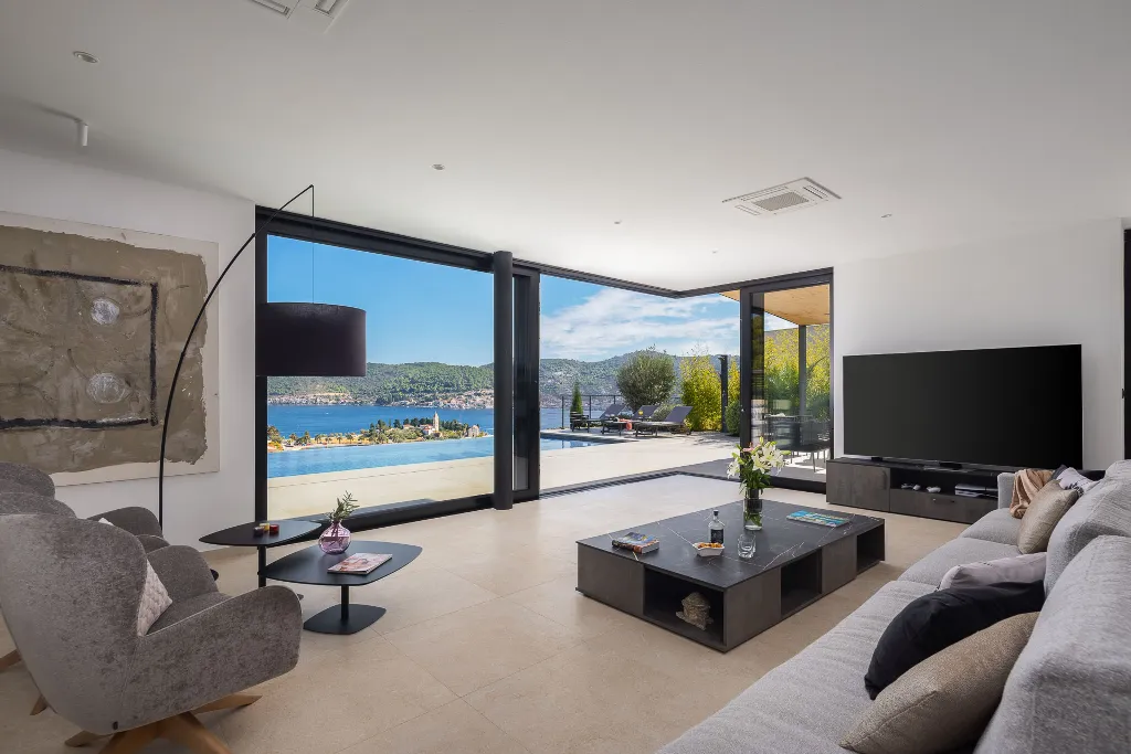 Spacious Family Villa with Pool in Vis