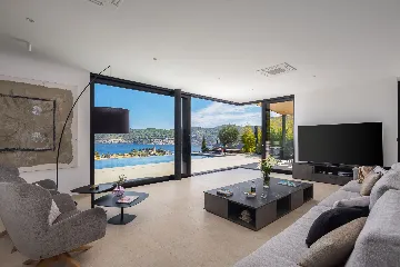 Spacious Family Villa with Pool in Vis