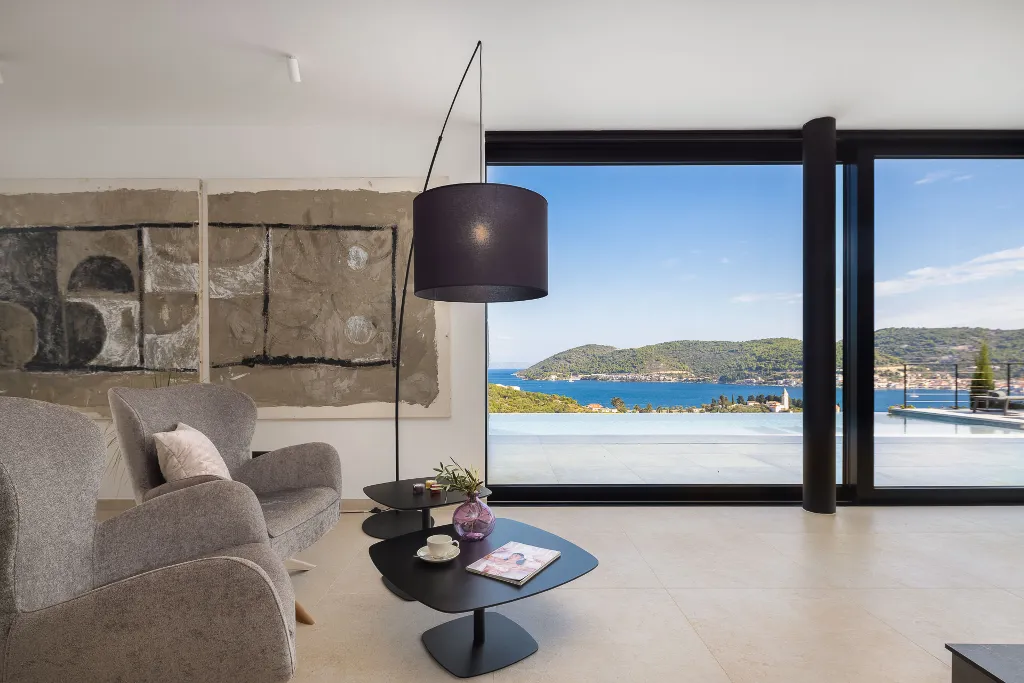 Spacious Family Villa with Pool in Vis