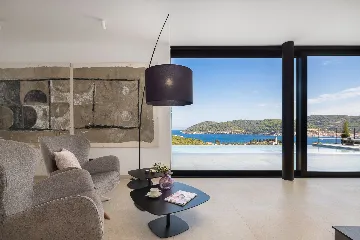 Spacious Family Villa with Pool in Vis