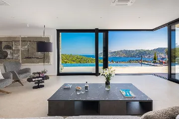 Spacious Family Villa with Pool in Vis