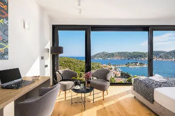 Spacious Family Villa with Pool in Vis