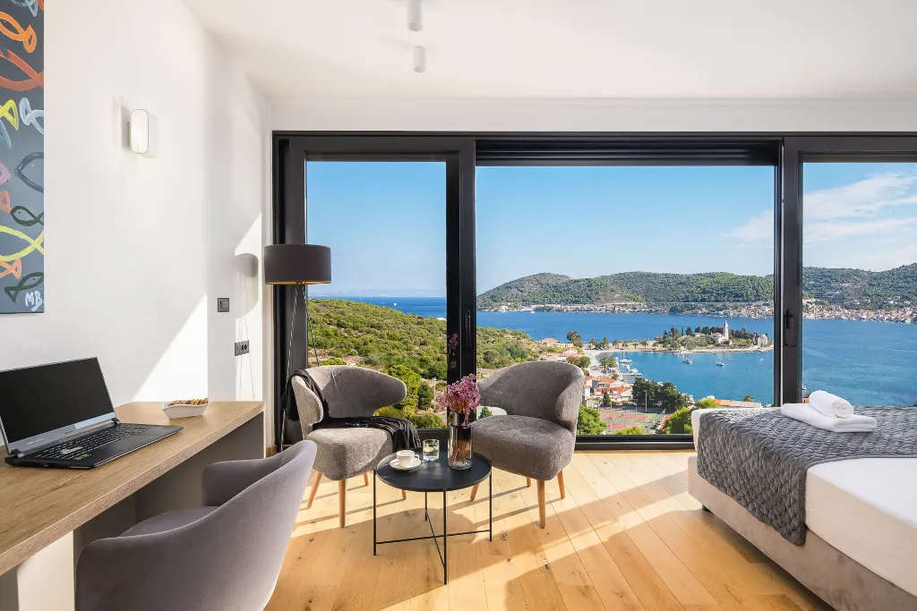 Spacious Family Villa with Pool in Vis