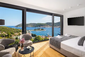 Spacious Family Villa with Pool in Vis