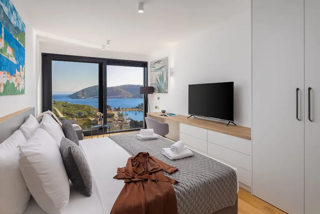Spacious Family Villa with Pool in Vis
