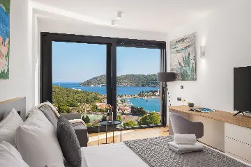 Spacious Family Villa with Pool in Vis