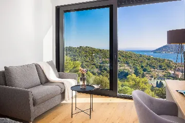 Spacious Family Villa with Pool in Vis