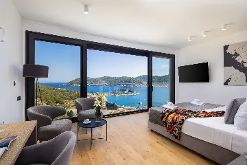 Spacious Family Villa with Pool in Vis