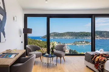 Spacious Family Villa with Pool in Vis