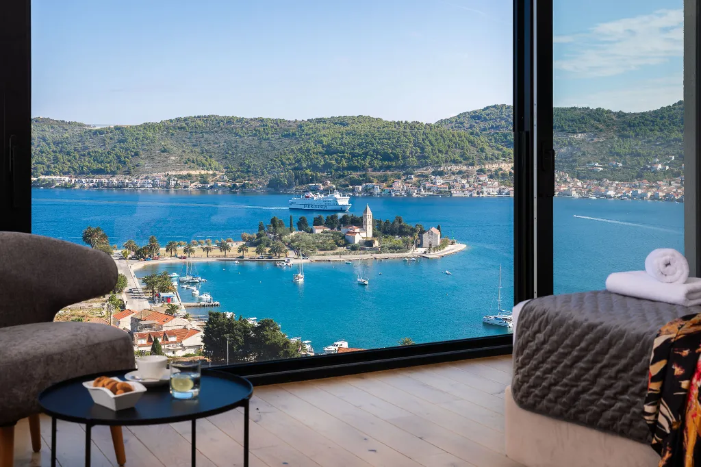 Spacious Family Villa with Pool in Vis