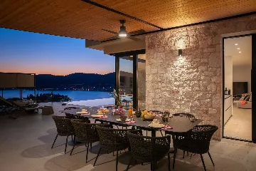Spacious Family Villa with Pool in Vis