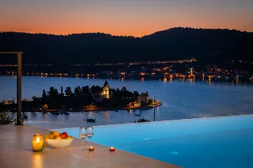 Spacious Family Villa with Pool in Vis