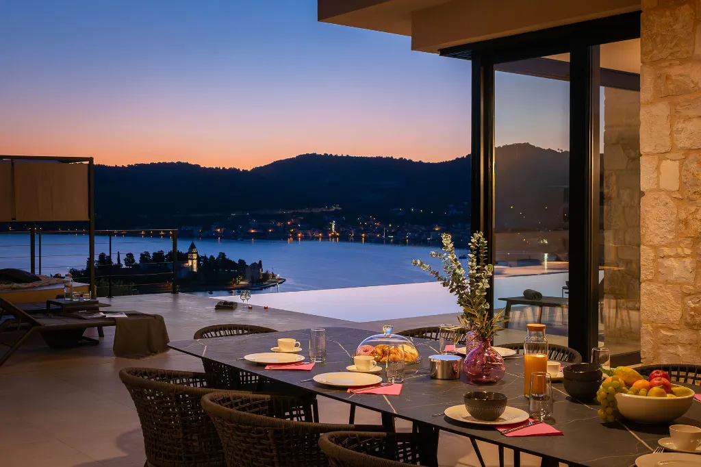 Spacious Family Villa with Pool in Vis