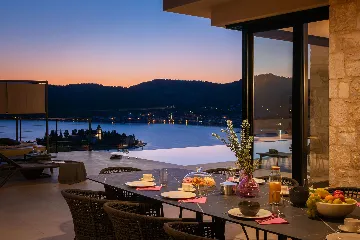 Spacious Family Villa with Pool in Vis