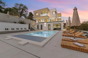 Modern 4-Bedroom Villa with Spacious Yard in Poljane