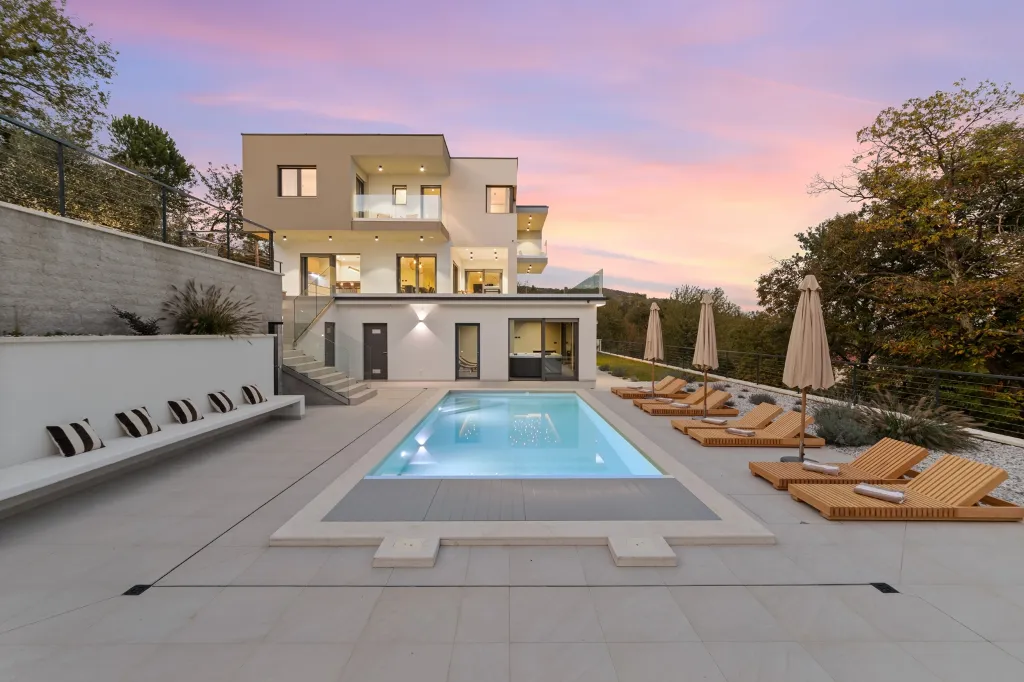 Modern 4-Bedroom Villa with Spacious Yard in Poljane