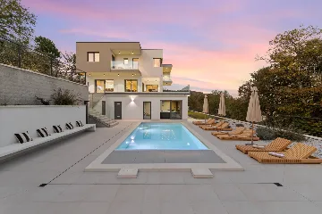 Modern 4-Bedroom Villa with Spacious Yard in Poljane