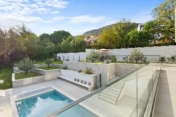 Modern 4-Bedroom Villa with Spacious Yard in Poljane