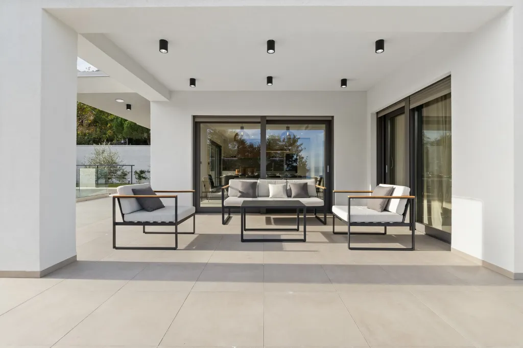 Modern 4-Bedroom Villa with Spacious Yard in Poljane
