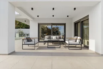 Modern 4-Bedroom Villa with Spacious Yard in Poljane