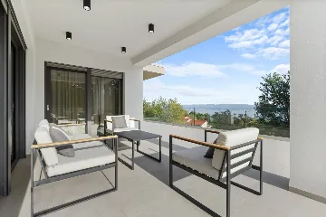 Modern 4-Bedroom Villa with Spacious Yard in Poljane