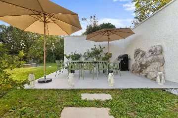 Modern 4-Bedroom Villa with Spacious Yard in Poljane