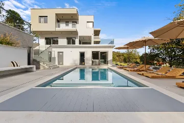 Modern 4-Bedroom Villa with Spacious Yard in Poljane