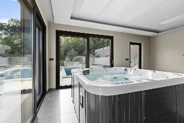 Modern 4-Bedroom Villa with Spacious Yard in Poljane