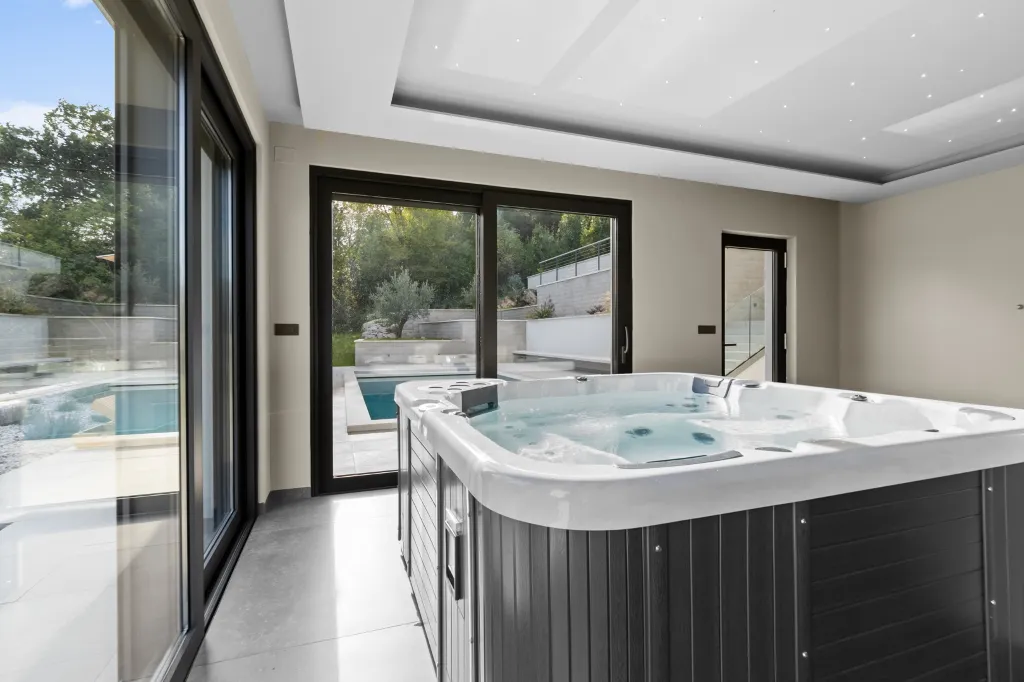 Modern 4-Bedroom Villa with Spacious Yard in Poljane