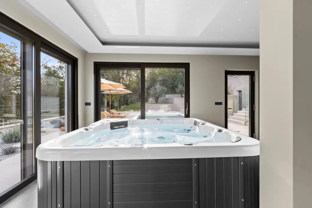 Modern 4-Bedroom Villa with Spacious Yard in Poljane