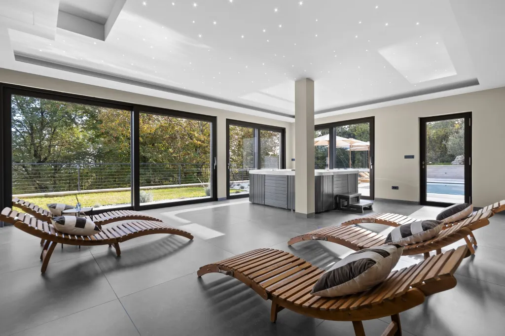 Modern 4-Bedroom Villa with Spacious Yard in Poljane
