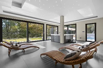 Modern 4-Bedroom Villa with Spacious Yard in Poljane