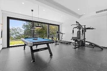 Modern 4-Bedroom Villa with Spacious Yard in Poljane